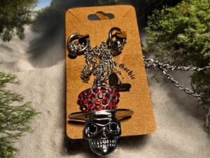 Corrente tipo gargantilha Caveira Entalhe Chapéu e Brincos Argola Caveira